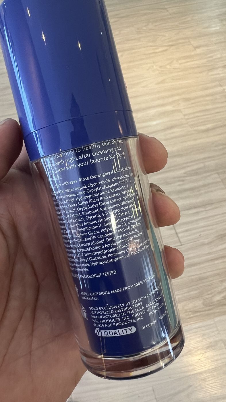 ด้านหลังขวดเรตินอล แสดงรายการส่วนผสม INCI ที่มี Retinol และ Hydroxypinacolone Retinoate พร้อมคำสั่ง apply each night after cleansing